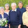 Bürgermeister Jürgen Kohmann (li) mit dem Jubelpaar Renate und Heinrich Hofmann (vorne) sowie Tochter Petra (3.v.l.), Schwiegersohn Heinrich und Gratulanten.