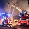 Ein Schaden in Millionenhöhe entstand am Sonntagabend bei einem Großbrand auf dem Gelände eines Busunternehmens. Wie die Polizei meldet, brach das Feuer gegen 20 Uhr aus bislang unbekannten Gründen am Betriebshof des Unternehmens aus. Als die Feuerwehr, der Rettungsdienst und die Polizei Pegnitz am Brandort eintrafen, standen bereits vier große Reisebusse in Vollbrand. Die im Freien stehenden Busse waren nicht mehr zu retten und brannten total aus. Die Feuerwehr, die mit einem Großaufgebot von über 200 Einsatzkräften zuzüglich BRK und THW vor Ort war, konnte ein Übergreifen der Flammen auf ein nahes Betriebsgebäude verhindern. Trotzdem entstand ersten Schätzungen zufolge Schaden von zirka einer Million Euro. Die Frau des Busunternehmers erlitt einen Schock und wurde behandelt. Weitere Verletzte gab es nicht
