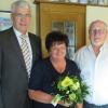 Glückwünsche und Blumen gab von Bürgermeister Bernhard Storath (li.) für Gertrud und Walter Schrenk, die ihre goldene Hochzeit feierten.