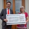 Mit einer Spende über 750 Euro unterstützt die Sparkasse Coburg-Lichtenfels das Kirchenjubiläum in Michelau. Vom 28. Juni bis 7. Juli sollen die Festveranstaltungen dauern. Höhepunkt ist neben zahlreichen musikalischen Darbietungen der Festgottesdienst am Sonntag, 7. Juli, mit dem Landesbischof Heinrich Bedford-Strom. Die Spende hilft die Kosten, die mit dem Kirchenjubiläum verbunden sind, zu schultern. In Vertretung der Dekanin Stefanie Ott-Frühwald nahm Ute Herold vom Kirchenvorstand den symbolischen Scheck aus den Händen des Pressesprechers Stefan Schneyer entgegen.Text/