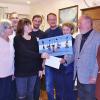 Die Veranstalter des Flohmarktes (v. li.) Marcus Schnegg, Karin Vonbrunn (Xarito Senegal), Steffi Schmölzing, Tina Vonbrunn, Arthur Riedel und Christian Kaiser übergaben die Geldspende an Carmen Blüchel-Spindler, Günther Seidel und Margit Gärtlein von Xarito Senegal e.V..