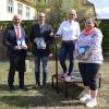 Über die Spende der Sporttrampoline und den Start ins neue Semester freuen sich (v. li.): Oliver Hofmann, Leiter Beratungscenter Lichtenfels der Sparkasse Coburg Lichtenfels, Landrat Christian Meißner, VHS-Geschäftsführerin Andrea Musiol und Andrea Müller vom Verwaltungsteam der VHS.