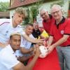Fußball mit Unterschrift: (v. li.) Kevin Goden, Robin Hack, Patric Klandt, Chris Ehrenberg, Klaus Wehling und Ottmar Kerner.