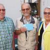 Dr. Albert Rudolph (Mi.), Vorsitzender des Vereins German Doctors Freundeskreis Lichtenfels, freute sich über die Spende von 700 Euro, die ihm Roswitha Funk (re.) im Beisein ihres Mannes Reinhold (li.) überreichte.