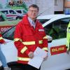 Über das umgerüstete Rettungsfahrzeug freuen sich bei der Spendenübergabe (v. li.): Thomas, Emilia und Werner Schneider von der DLRG Burgkunstadt und Michael Müller von den Helfenden Franken.
