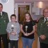 Der erfolgreiche Nachwuchs: Jugendleiter Daniel Spaderna (re.), Jugendpokal-Gewinner Simon Breu und Ramona Fiedler sowie Schützenmeister Dietmar Mayer (li.). Der erfolgreiche Nachwuchs: Jugendleiter Daniel Spaderna (re.), Jugendpokal-Gewinner Simon Breu und Ramona Fiedler sowie Schützenmeister Dietmar Mayer (li.).