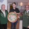 Der neue Kirchweihkönig Alfred Hemmerlein (li.) erhält von Andreas Höh (Mi.) die Kirchweihscheibe. Schützenmeister Dietmar Mayer (re.) gratulierte herzlich.