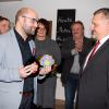 SPD-Kreisvorsitzender Sebastian Müller gratuliert dem Michelauer SPD-Bürgermeisterkandidaten Jürgen Spitzenberger, im Beisein seiner Gattin, zur Nominierung. Darüber freuen sich auch (v. li.) die Gemeinderäte Roland Braun und Hubert Robisch. SPD-Kreisvorsitzender Sebastian Müller gratuliert dem Michelauer SPD-Bürgermeisterkandidaten Jürgen Spitzenberger, im Beisein seiner Gattin, zur Nominierung. Darüber freuen sich auch (v. li.) die Gemeinderäte Roland Braun und Hubert Robisch.