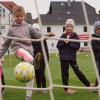 Im Beisein des FCL-Jugendleiters Michael Robisch (li.) bewarb sich hier eine Schülerin der Klasse 2a der Dr.-Roßbach-Grundschule mit einem gezielten Schuss auf das Tor um den Titel des Elferkönigs.