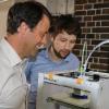 Stadtbaumeister Markus Pülz und Citymanager Steffen Hofmann schauen einem 3D-Drucker bei der Arbeit zu. Stadtbaumeister Markus Pülz und Citymanager Steffen Hofmann schauen einem 3D-Drucker bei der Arbeit zu.