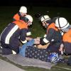 Als die Feuerwehrkräfte am Einsatzort eintrafen, der einen gespenstischen Anblick bot,  nahmen sie sich sofort der verletzten Person an.