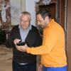 Pater Heribert (li.) bestätigte Zoran Radojevic den Empfang der Glockenlieferung. Pater Heribert (li.) bestätigte Zoran Radojevic den Empfang der Glockenlieferung.