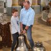 Knapp 90 Kilo schwer: Die achtjährige Magdalena hebt zusammen mit ihren Papa Georg Hagel die kleinste Glocke hoch. Knapp 90 Kilo schwer: Die achtjährige Magdalena hebt zusammen mit ihren Papa Georg Hagel die kleinste Glocke hoch.