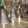 Thomas Ullmer aus Neukirchen, beim „Anschlagen“ der neuen Kirchenglocken am Donnerstagmittag in der Basilika Vierzehnheiligen.