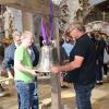 Basilika-Mesner Tobias Hartmann und Thomas Ullmer von der Glockengießerei richten die kleinste Glocke. Kirchenpfleger Richard Lurz verfolgt das Geschehen. Basilika-Mesner Tobias Hartmann und Thomas Ullmer von der Glockengießerei richten die kleinste Glocke. Kirchenpfleger Richard Lurz verfolgt das Geschehen.