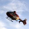 Der Rettungshubschrauber hebt vom Einsatzort ab.