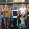 Der traditionelle Hahnenschlag zur Kirchweih fand auch heuer wieder auf dem Kirchweihplatz vor dem Schloss statt. Auch wenn ein Gewitter für eine Unterbrechung sorgte, ließen sich die Unterleiterbacher die Stimmung nicht verderben. Tobias Bayer aus Unterleiterbach (2. v. li.) holte sich den ersten und zweiten Preis, Andreas Dinkel aus Stublang (4. v. li.) den dritten. Es gratulierten die Organisatoren Patrick Endres, Florian Walter und Stefan Groh. In  der Mitte der Preishahn.Text/