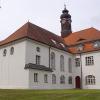 Etliche denkmalschützerisch wertvolle Gebäude sind in Kutzenberg zu finden, die Anfang des 20. Jahrhunderts errichtet wurden, so etwa der 1912 errichtete  Festsaalbau mit Kirche.