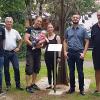 Einweihung des Redwitzer Geburtsbaumes mit Familie Dobner, Dritter Bürgermeisterin Karin Hafermann (2. v. li.), Hans-Walter und Marcel Pühlhorn von der PS GmbH (4. v. li., 3. v. re.) und dem Vorstand des Bürgervereins„Lebendiges Redwitz“. Einweihung des Redwitzer Geburtsbaumes mit Familie Dobner, Dritter Bürgermeisterin Karin Hafermann (2. v. li.), Hans-Walter und Marcel Pühlhorn von der PS GmbH (4. v. li., 3. v. re.) und dem Vorstand des Bürgervereins„Lebendiges Redwitz“.