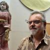 Werner Lindner steht stolz vor einer Skulptur, die Schülerinnen erstellt haben. Werner Lindner steht stolz vor einer Skulptur, die Schülerinnen erstellt haben.