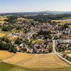 Aus diesem Blickwinkel dürften selbst alteingesessene Lettenreuther ihr 550-Seelen-Dorf noch nicht allzu oft gesehen haben. Das Pfarrdorf gehört zur Korbmachergemeinde Michelau, liegt etwa acht Kilometer nordöstlich der Kreisstadt Lichtenfels und wird vom Brunnenbach, einem rechten Zufluss des Mains, durchflossen. Durch Lettenreuth führen die Staatsstrasse 2191 von Weidhausen nach Marktzeuln und die Kreisstraße LIF 5 nach Schwürbitz. Die erste urkundliche Erwähnung war vermutlich im Jahr 1285, als Dietrich von Kunstadt den ganzen Zehnten in „Rvthelin“ an das Kloster Sonnefeld übergab. Allerdings ist die Zuordnung zu Lettenreuth statt zum Nachbarort Oberreuth nicht eindeutig. Die erste sichere Nennung erfolgte 1326 bis 1328 mit dem Eintrag „Rewt bei Zeuln hat acht und ein halbes Lehen“ in das Urbar des Bistums Bamberg.