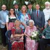 Markus Püls, Sebastian Müller, Michaela Brandmeier, Hans-Georg Rießner, Sabine Rießner, Erwin Kalb, Arnt-Uwe Schille, Sohn Jürgen Müller, Winfried Weinbeer (hinten von links) sowie Monika Faber (sitzend links) und Alfred Brandmeier (sitzend rechts) gratulierten Ruth Müller (sitzend Mitte) zum 100. Geburtstag.