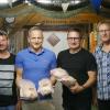 Die Sieger des Geflügelpreiskegeln beim Kegelclub „Eintracht“ Oberreuth: (v. li.) Vereinskassierer Stephan Fojer, der Sieger des diesjährigen Preiskegelns Julian Seifert, der Drittplatzierte Horst Sünkel und Vorsitzender Jürgen Seifert.