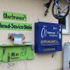 Diese Fahrradstation ist am Feuerwehrhaus angebracht. Sie wird vom Ortsverein Burgbergfreunde unterhalten und von einer Fahrradfirma gesponsert. Die Station wird laut Aussagen der Anwohner sehr gut angenommen, zumal sie am Obermaintal-Radweg liegt. Eine gute Idee, wie viele Radfahrer meinen. Im Automaten sind Fahrradschläuche in verschiedenen Normen. Es stehen Werkzeuge und eine Standluftpumpe bereit. Sogar an die Reinigung der Hände ist gedacht. Diese Station ist ein tolles Beispiel dafür, was Eigeninitiative bewegen kann.
