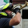 Der Polizist bläst zur Abfahrt. Der Polizist bläst zur Abfahrt.