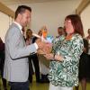Gesamtleiterin Christine Babucke (re.) überreicht an Bürgermeister Andreas Hügerich (li.) eine kleine Aufmerksamkeit an den Lichtenfelser Stadtrat mit dem Versprechen zur nächsten Sitzung einen Kuchen zu backen. Gesamtleiterin Christine Babucke (re.) überreicht an Bürgermeister Andreas Hügerich (li.) eine kleine Aufmerksamkeit an den Lichtenfelser Stadtrat mit dem Versprechen zur nächsten Sitzung einen Kuchen zu backen.