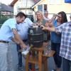 Der Bieranstich mit lachenden Bürgermeister-Trio: Andreas Hügerich, Sabine Rießner und Winfried Weinbeer. Stadträtin Elke Werner und Dirigent Norbert Brand freuten sich auch, als der Gerstensaft floß. Der Bieranstich mit lachenden Bürgermeister-Trio: Andreas Hügerich, Sabine Rießner und Winfried Weinbeer. Stadträtin Elke Werner und Dirigent Norbert Brand freuten sich auch, als der Gerstensaft floß.
