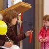 Die Kindergartenkinder der St.-Anna-Kindertagesstätte übergaben ihrer Erzieherin Evi Kempf symbolische Gegenstände wie einen Luftballon oder ein Herz.