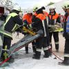 Mit einem hydraulischen Spreizer öffnen die Feuerwehrleute das Dach des Autowracks und bergen den „Verletzten“.