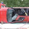 Wie eine aufgeklappte Sardinenbüchse wirkt das Auto nach dem Feuerwehreinsatz.