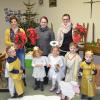 Zur besinnlichen Adventsfeier hatten er AWO-Ortsverband und die Gemeinde alle Seniorinnen und Senioren eingeladen. Gemeinsam wollte man sich auf die Adventszeit vorbereiten. Nach der Begrüßung durch den Ortsverbandsvorsitzenden Horst Wagner ließen sich im Mehrzweckgebäude alle das weihnachtliche Gebäck schmecken. Dann waren es die Kinder des AWO-Kindergartens (im Bild mit Betreuerinnen), die mit dem Stück „Melvins Stern“ und dem Lied „Stern über Bethlehem“ die Anwesenden erfreuten. Bürgermeister Christian Mrosek trug seinen Teil zur besinnlichen Zusammenkunft mit der fränkischen Weihnachtsgeschichte „Was die Forchheimer dem König Kaspar fürs Christkind mitgaben“ bei. Wagner las die Geschichte „Apfent“. Nicht fehlen durfte das gemeinsame Singen von Weihnachtsliedern. In gemütlicher Runde und harmonischen Beisammensein klang mit dem Abendessen die Veranstaltung  langsam aus.