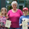 Stefanie Dauer aus der Klasse 5a des Gymnasiums Burgkunstadt erreichte im Adam-Ries-Rechenwettbewerb den zweiten Platz.  Mathematiklehrerin Lydia Münch gratulierte ihr und ihrem Klassenkameraden Simon Rupp, der ebenfalls bei der Endrunde in Annaberg-Buchholz dabei war.
