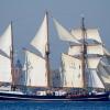 Romantik pur: Die Thor Heyerdahl verlässt unter vollen Segeln den Heimathafen Kiel.
