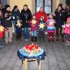 Die Kinder des Förderkindergartens der Maximilian-Kolbe-Schule sangen zur Einstimmung auf die Öffnung des 3. Adventsfensters am Rathaus ein adventliches Lied.