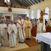 Beim Einzug zum Festgottesdienst in die Kirche „Sankt Otto“ in Schneckenlohe.