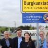 Für die Teilnahme an der Europawahl werben mit Tafeln an den Ortsschildern (v. li.) CSU-Vorsitzender Manfred Hofmann, Hochstadts Zweiter Bürgermeister Max Zeulner, JU-Vorsitzender und Listenkandidat Niklas Stadelmann, Eva Spielvogel und Marie Stadelmann von der Jungen Union und Europaabgeordnete Monika Hohlmeier.