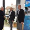 Bürgermeister Helmut Fischer (li.) und Norbert Eiser (re.) verabschiedeten sich von Kassenverwalter Geo Ritzel.
