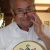 Heinz Gärtner, hier mit einem Familienwappen, feiert seinen 70. Geburtstag.