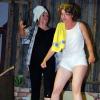 Die beiden Schwestern Mona (Jana Zapf) und Katja (Annabell Schrenker) möchten sich für die bevorstehende Brautschau „aufhübschen“. Die beiden Schwestern Mona (Jana Zapf) und Katja (Annabell Schrenker) möchten sich für die bevorstehende Brautschau „aufhübschen“.