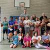 Spaß hat es den Kindern gemacht, mit Profis wie Timm Nees (unter dem Korb) und Basketballtrainer John Diekelman (hinten, re.) zu trainieren Spaß hat es den Kindern gemacht, mit Profis wie Timm Nees (unter dem Korb) und Basketballtrainer John Diekelman (hinten, re.) zu trainieren
