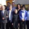 Christa und Herbert Gögelein im Kreis der Gratulanten.