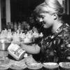 Eine Arbeiterin im Jahr 1960 in der Druckerei der Porzellanfabrik Nehmzow.