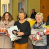 Eine Spende von Baur-Mitarbeitern für die Tafel Burgkunstadt übergaben Stefan Gagel (re.) Marielle Dörrschmidt und Anna Deerberg an stellvertretende Vorsitzende Ulrike Kuhn und Ingrid Kohles vom Tafelvorstand (v. li.).