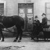 An den Feiertagen besuchte man, wenn es das Winterwetter erlaubte, mit dem Pferdeschlitten die Verwandtschaft. Eine Aufnahme von 1920 auf dem Altenkunstadter Marktplatz.