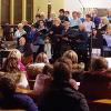 Mit zwei Adventskonzerten gab der Chor „Spirit Voices“ unter Leitung von Andrea Hart und Georg Kestel den vielen Besuchern die Gelegenheit, bei einfühlsamem Chorgesang zu Ruhe und Besinnung zu kommen und Vorfreude auf das Weihnachtsfest zu erleben. Dazwischen richtete Martin Förtsch mit Impulsen und Geschichten den Blick auf die Bedeutung des Advents und den Kern der Weihnachtsbotschaft. Sowohl in der voll besetzten „Heilig-Kreuz“-Kirche in Reitsch, als auch in der gut besuchten Sankt-Michaels-Kirche in Redwitz bedankte sich das Publikum mit lange anhaltendem Beifall. Auch in der beachtlichen Spendensumme von 2300 Euro zeigt sich die Anerkennung. Ein Teil der Spenden kommt einem Misereor-Projekt auf den Philippinen zugute, das sich zum Ziel setzt, Kinder und Jugendliche aus der Zwangsprostitution zu befreien, anschließend zu betreuen und auszubilden. Ihre Familien lernen Wege aus der Armut kennen. Der andere Teil wird zu Finanzierung der zweiten CD verwendet, die im Frühjahr zum Verkauf angeboten wird. Auch ihr Erlös soll Misereor zugute kommen.