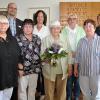 Eva Roeske (Mitte) mit ihren Töchtern (vorne, v. li.) Rosi Taubmann, Irene Schardt und Hannelore Weißmann. Außerdem gratulierten Einrichtungsleiter Martin Pühl, Pflegedienstleiterin Kirstin Appel und Bernhard Gack vom Kapellenbauverein Baiersdorf.